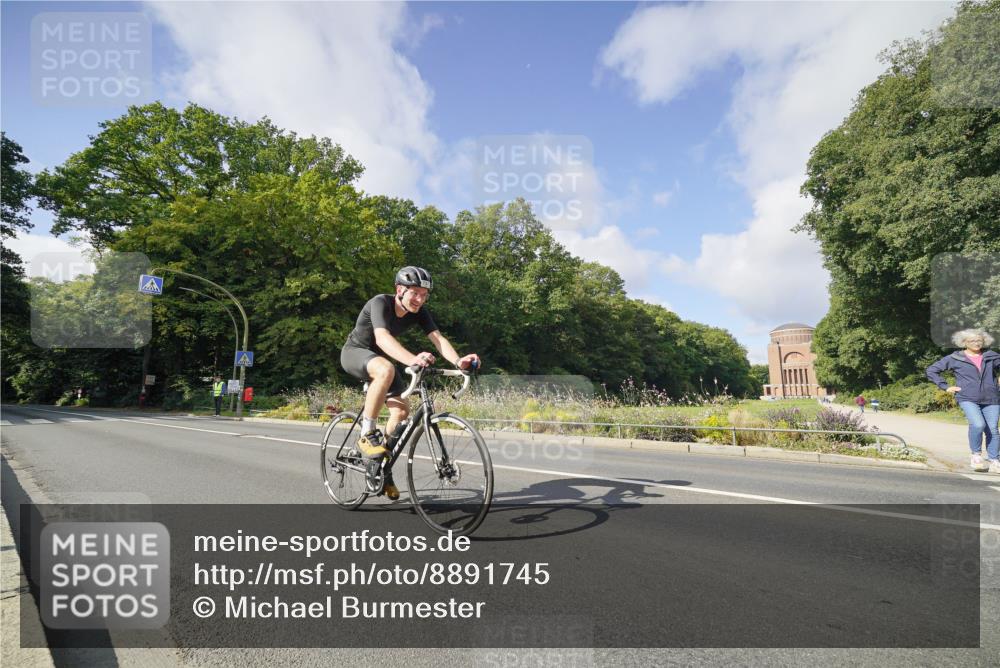 14.09.2025 - Stadtparktriathlon Michael Burmester http://msf.ph/oto/8891745 14.09.2025 10:43:58 Radfahren 737 meine-sportfotos.de