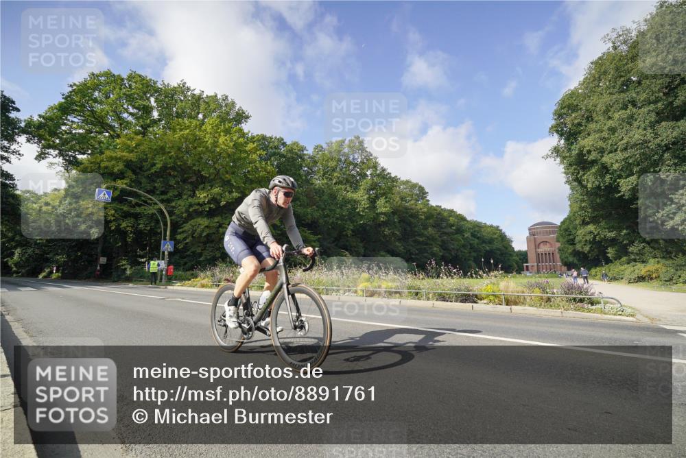 14.09.2025 - Stadtparktriathlon Michael Burmester http://msf.ph/oto/8891761 14.09.2025 10:44:36 Radfahren 677, 727, 813 meine-sportfotos.de