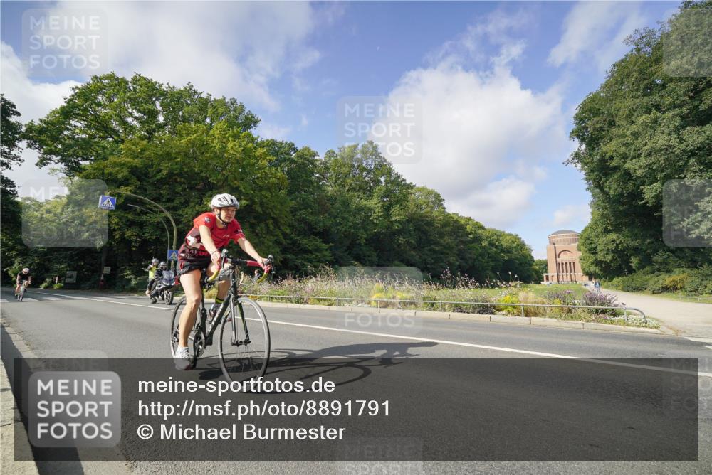14.09.2025 - Stadtparktriathlon Michael Burmester http://msf.ph/oto/8891791 14.09.2025 10:45:41 Radfahren 622, 686, 761 meine-sportfotos.de