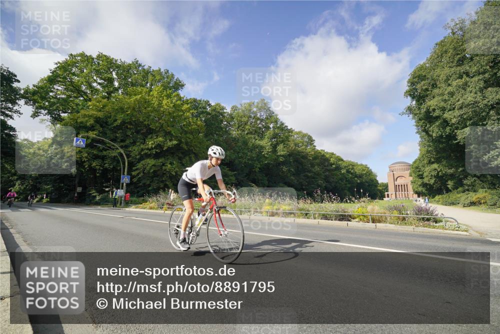14.09.2025 - Stadtparktriathlon Michael Burmester http://msf.ph/oto/8891795 14.09.2025 10:45:50 Radfahren 667, 679, 688, 702 meine-sportfotos.de