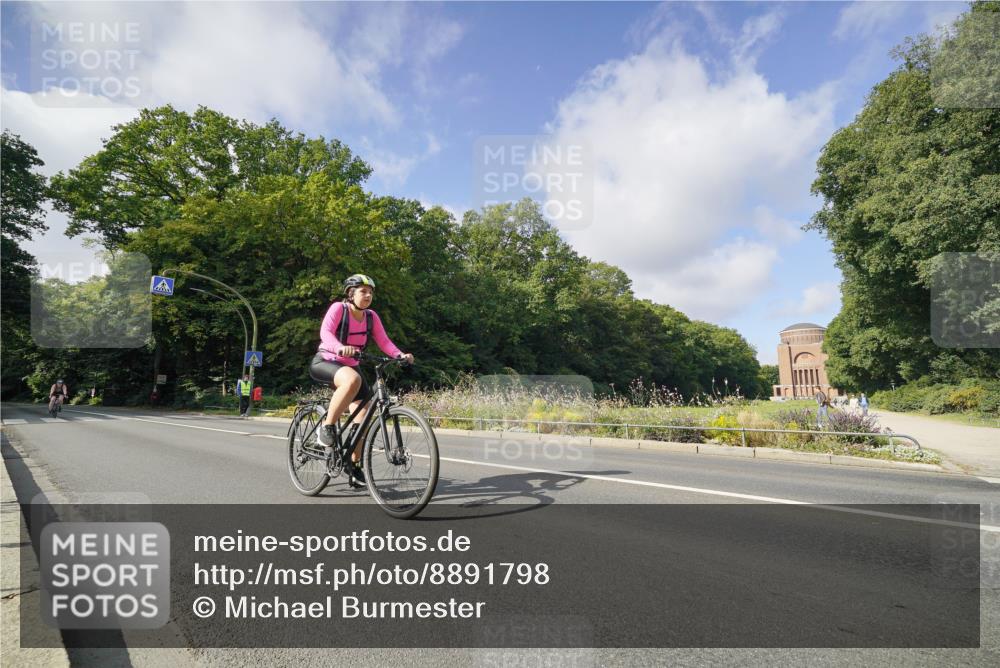 14.09.2025 - Stadtparktriathlon Michael Burmester http://msf.ph/oto/8891798 14.09.2025 10:45:55 Radfahren 667, 679, 688, 702, 808 meine-sportfotos.de