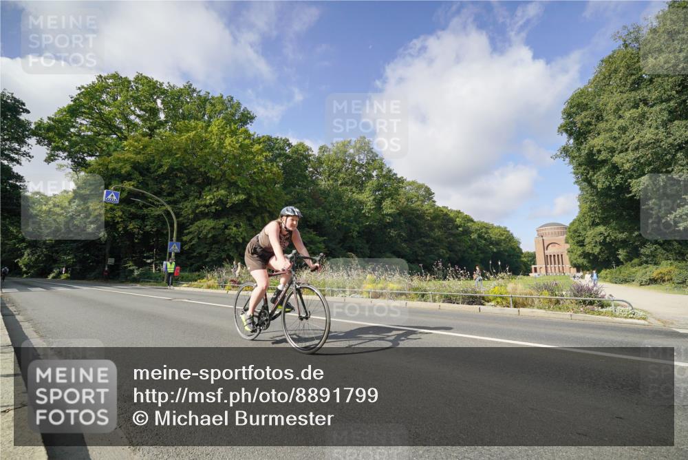 14.09.2025 - Stadtparktriathlon Michael Burmester http://msf.ph/oto/8891799 14.09.2025 10:45:58 Radfahren 667, 679, 702, 808 meine-sportfotos.de