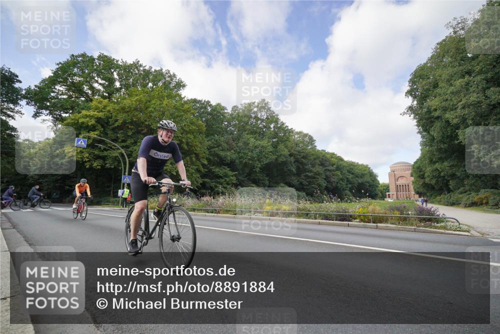 14.09.2025 - Stadtparktriathlon Michael Burmester http://msf.ph/oto/8891884 14.09.2025 10:49:16 Radfahren 637, 755, 774, 816 meine-sportfotos.de