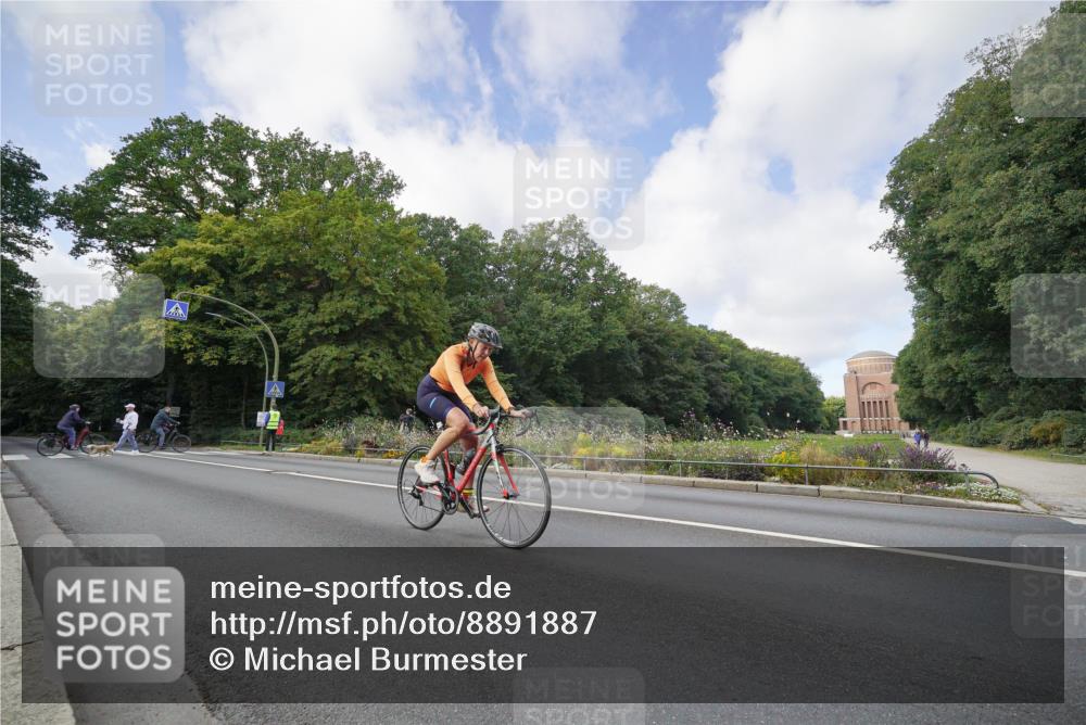14.09.2025 - Stadtparktriathlon Michael Burmester http://msf.ph/oto/8891887 14.09.2025 10:49:17 Radfahren 637, 755, 774, 816 meine-sportfotos.de