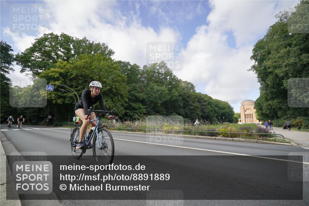 14.09.2025 - Stadtparktriathlon Michael Burmester http://msf.ph/oto/8891889 14.09.2025 10:49:34 Radfahren 712, 714, 791, 821 meine-sportfotos.de