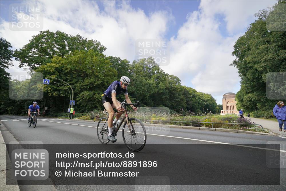 14.09.2025 - Stadtparktriathlon Michael Burmester http://msf.ph/oto/8891896 14.09.2025 10:49:50 Radfahren 638, 643, 744, 754 meine-sportfotos.de