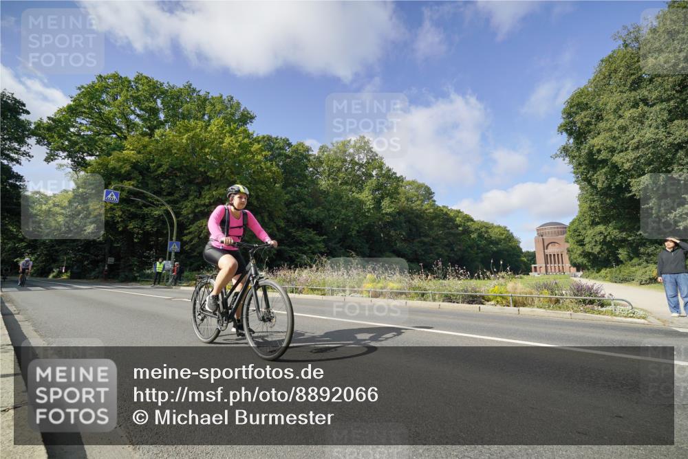 14.09.2025 - Stadtparktriathlon Michael Burmester http://msf.ph/oto/8892066 14.09.2025 10:56:04 Radfahren 647, 679, 740, 781, 818, 831 meine-sportfotos.de