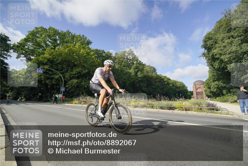 14.09.2025 - Stadtparktriathlon Michael Burmester http://msf.ph/oto/8892067 14.09.2025 10:56:07 Radfahren 679, 781, 818, 831 meine-sportfotos.de