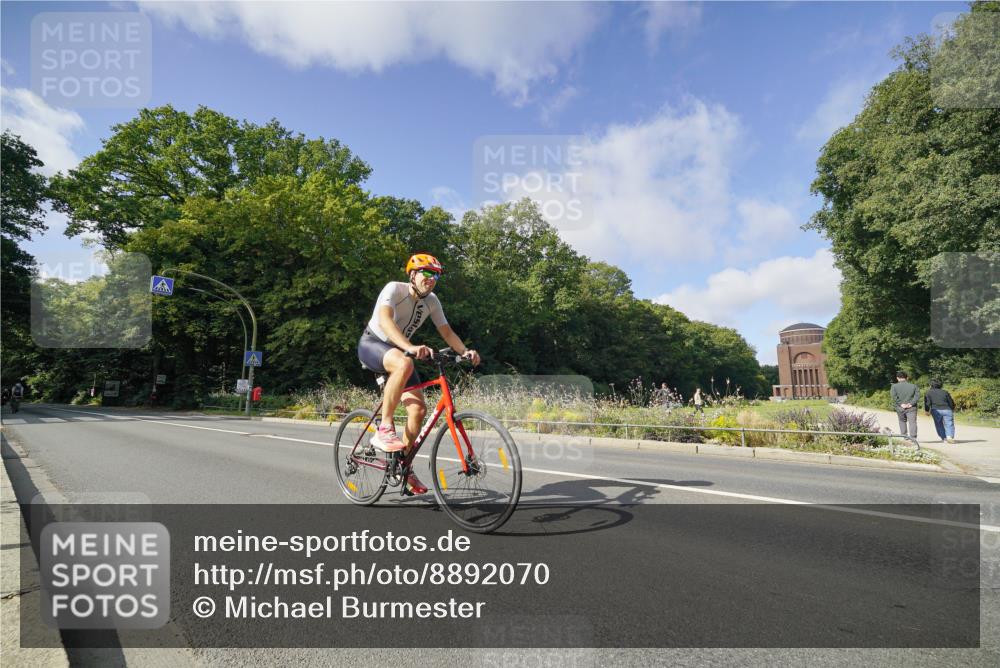 14.09.2025 - Stadtparktriathlon Michael Burmester http://msf.ph/oto/8892070 14.09.2025 10:56:20 Radfahren 645, 756, 760, 888 meine-sportfotos.de
