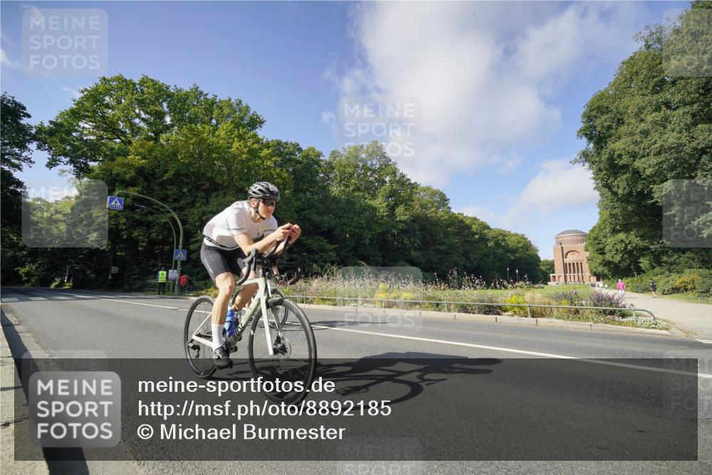 14.09.2025 - Stadtparktriathlon Michael Burmester http://msf.ph/oto/8892185 14.09.2025 10:59:25 Radfahren 698, 748, 752, 775, 800, 813, 889 meine-sportfotos.de