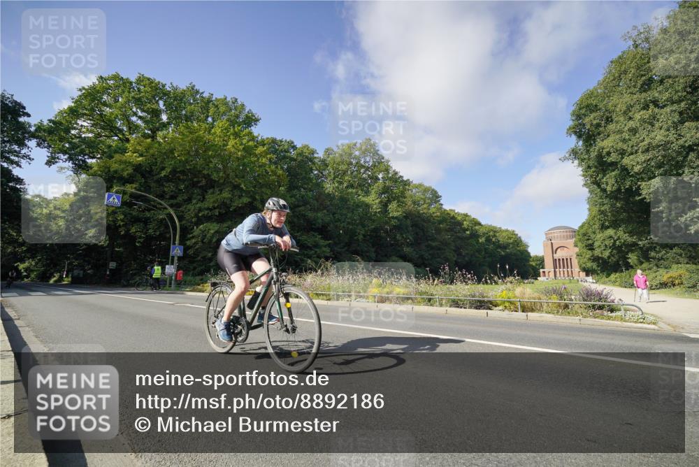 14.09.2025 - Stadtparktriathlon Michael Burmester http://msf.ph/oto/8892186 14.09.2025 10:59:34 Radfahren 698, 785 meine-sportfotos.de