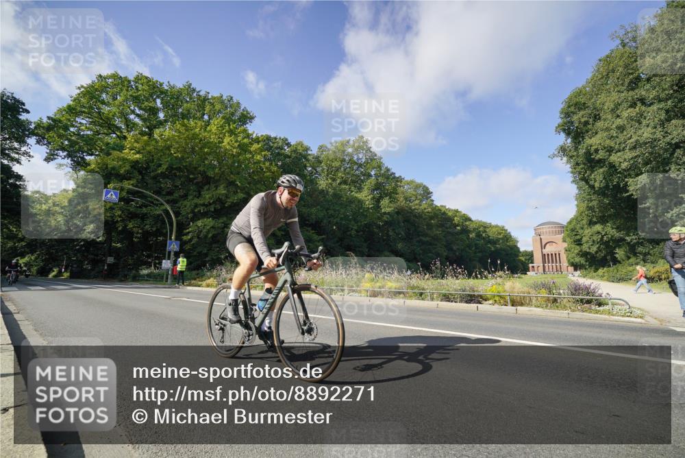 14.09.2025 - Stadtparktriathlon Michael Burmester http://msf.ph/oto/8892271 14.09.2025 11:02:15 Radfahren 682, 729, 732, 780, 875 meine-sportfotos.de