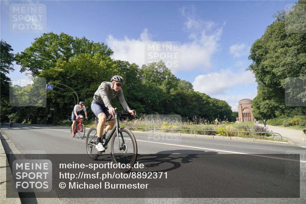 14.09.2025 - Stadtparktriathlon Michael Burmester http://msf.ph/oto/8892371 14.09.2025 11:05:56 Radfahren 727, 743, 744, 750, 756, 759, 799, 804, 848, 897 meine-sportfotos.de