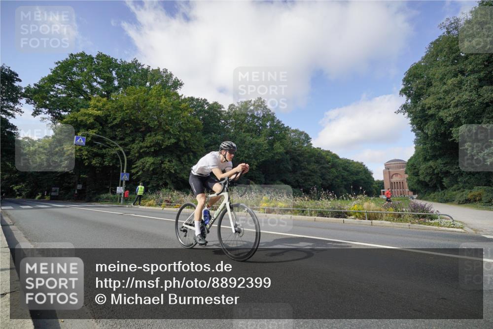14.09.2025 - Stadtparktriathlon Michael Burmester http://msf.ph/oto/8892399 14.09.2025 11:07:03 Radfahren 752, 813, 874, 882, 920 meine-sportfotos.de