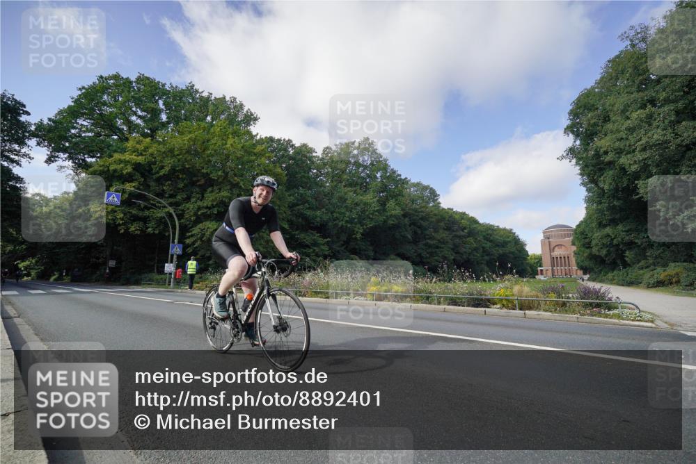 14.09.2025 - Stadtparktriathlon Michael Burmester http://msf.ph/oto/8892401 14.09.2025 11:07:08 Radfahren 813, 825, 838, 865, 886, 920 meine-sportfotos.de