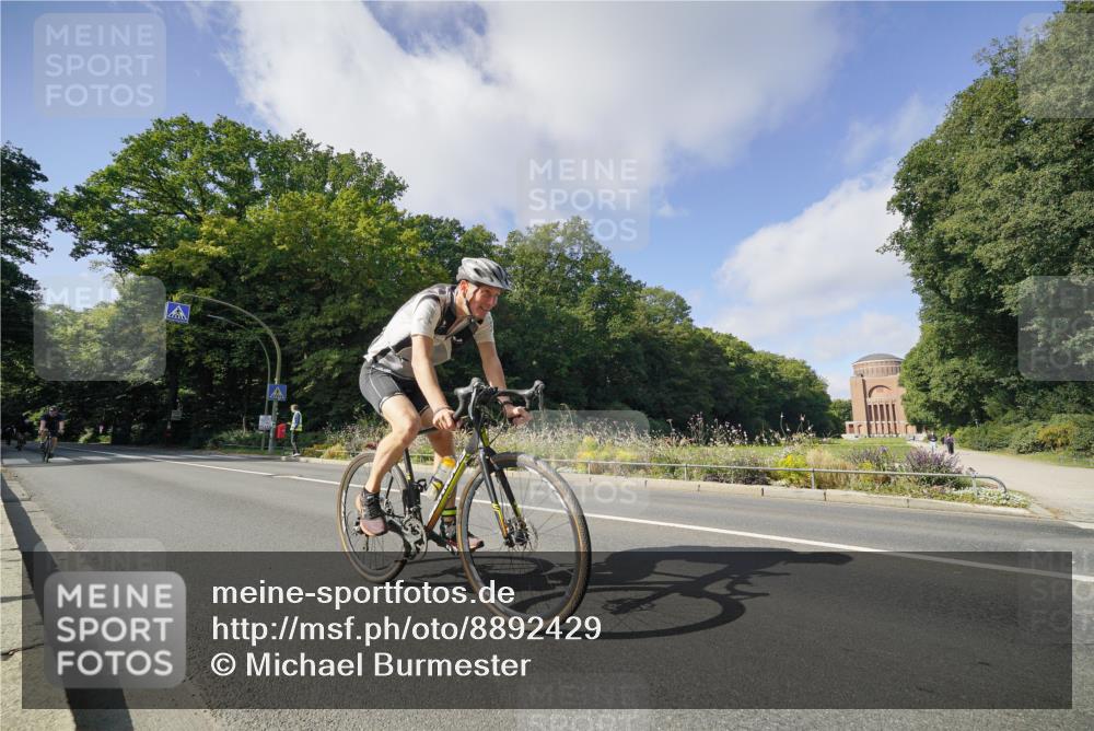 14.09.2025 - Stadtparktriathlon Michael Burmester http://msf.ph/oto/8892429 14.09.2025 11:08:16 Radfahren 728, 730, 758, 878, 892, 915, 918 meine-sportfotos.de