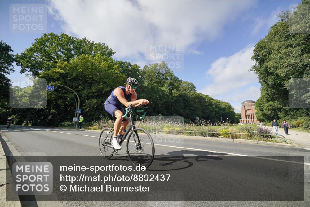 14.09.2025 - Stadtparktriathlon Michael Burmester http://msf.ph/oto/8892437 14.09.2025 11:08:36 Radfahren 842, 880, 901 meine-sportfotos.de