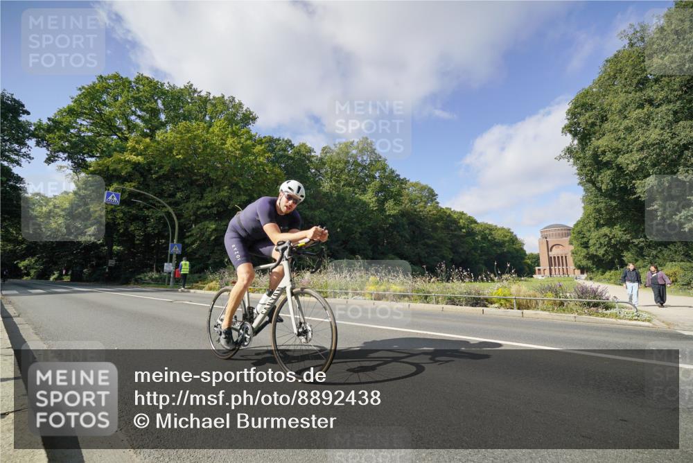 14.09.2025 - Stadtparktriathlon Michael Burmester http://msf.ph/oto/8892438 14.09.2025 11:08:39 Radfahren 842, 880, 901 meine-sportfotos.de