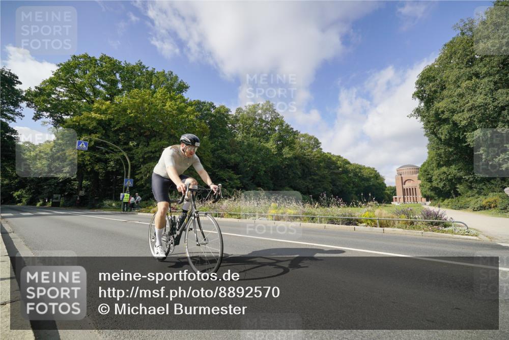 14.09.2025 - Stadtparktriathlon Michael Burmester http://msf.ph/oto/8892570 14.09.2025 11:14:53 Radfahren 820, 882 meine-sportfotos.de