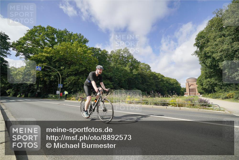 14.09.2025 - Stadtparktriathlon Michael Burmester http://msf.ph/oto/8892573 14.09.2025 11:15:11 Radfahren 886, 920 meine-sportfotos.de