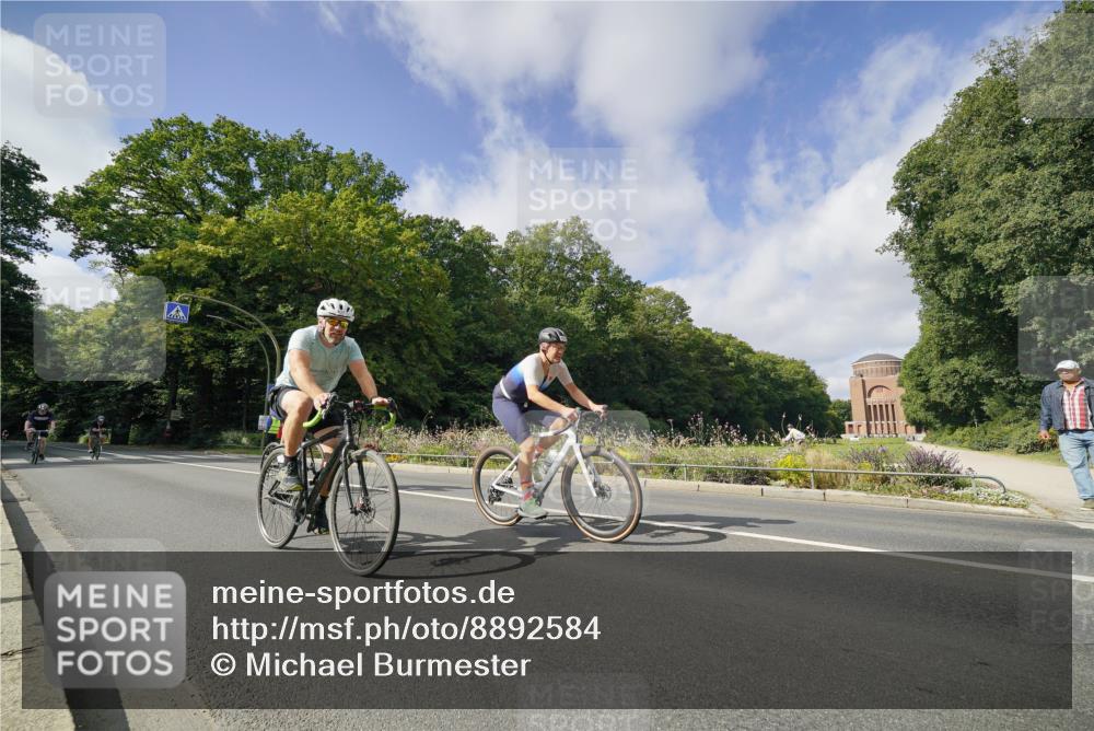 14.09.2025 - Stadtparktriathlon Michael Burmester http://msf.ph/oto/8892584 14.09.2025 11:15:33 Radfahren 756, 777, 816, 829, 837, 880, 892, 901 meine-sportfotos.de
