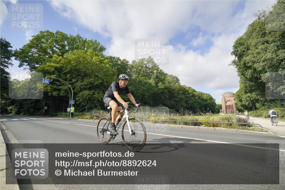 14.09.2025 - Stadtparktriathlon Michael Burmester http://msf.ph/oto/8892624 14.09.2025 11:17:30 Radfahren 877 meine-sportfotos.de