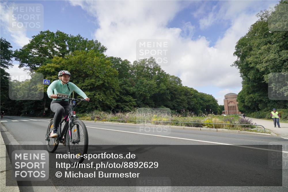 14.09.2025 - Stadtparktriathlon Michael Burmester http://msf.ph/oto/8892629 14.09.2025 11:18:03 Radfahren 909, 961, 1016 meine-sportfotos.de
