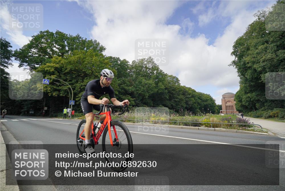 14.09.2025 - Stadtparktriathlon Michael Burmester http://msf.ph/oto/8892630 14.09.2025 11:18:07 Radfahren 909, 926, 961, 1016 meine-sportfotos.de
