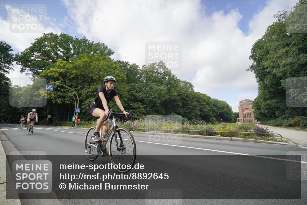 14.09.2025 - Stadtparktriathlon Michael Burmester http://msf.ph/oto/8892645 14.09.2025 11:18:42 Radfahren 724, 826, 868, 932, 934, 985, 1015 meine-sportfotos.de