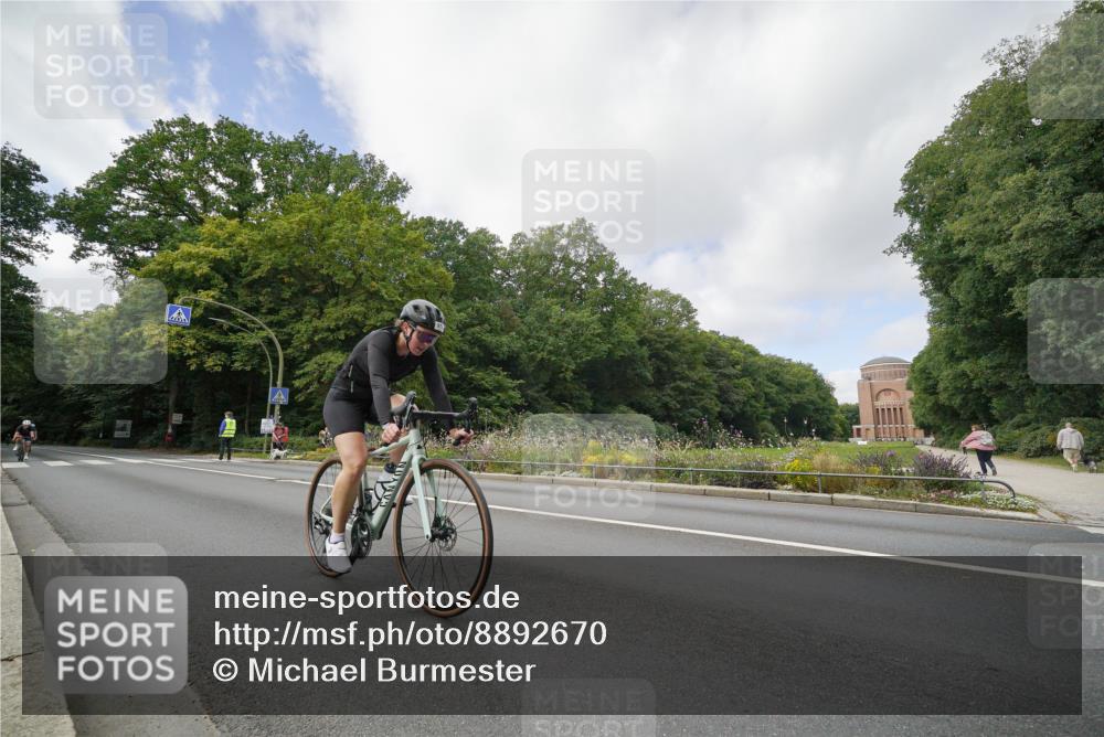 14.09.2025 - Stadtparktriathlon Michael Burmester http://msf.ph/oto/8892670 14.09.2025 11:19:36 Radfahren 854, 944, 979 meine-sportfotos.de