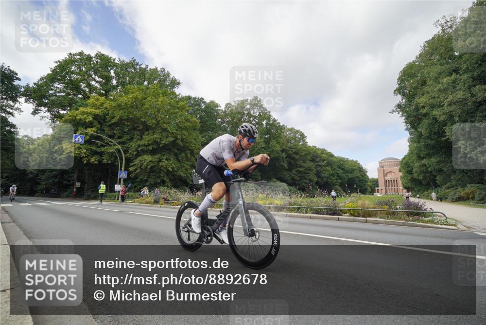 14.09.2025 - Stadtparktriathlon Michael Burmester http://msf.ph/oto/8892678 14.09.2025 11:19:52 Radfahren 825, 836, 867, 898, 1009, 1020 meine-sportfotos.de