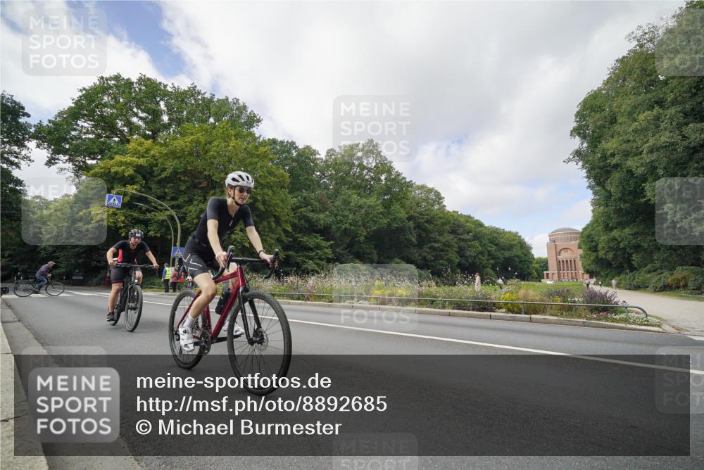 14.09.2025 - Stadtparktriathlon Michael Burmester http://msf.ph/oto/8892685 14.09.2025 11:20:06 Radfahren 833, 841, 925, 975, 984, 990 meine-sportfotos.de