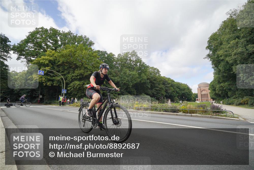 14.09.2025 - Stadtparktriathlon Michael Burmester http://msf.ph/oto/8892687 14.09.2025 11:20:06 Radfahren 833, 841, 925, 975, 984, 990 meine-sportfotos.de