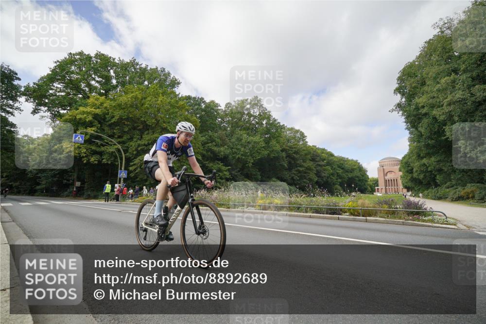 14.09.2025 - Stadtparktriathlon Michael Burmester http://msf.ph/oto/8892689 14.09.2025 11:20:14 Radfahren 833, 859, 865, 925 meine-sportfotos.de