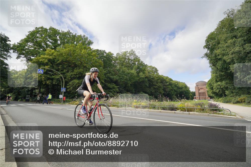 14.09.2025 - Stadtparktriathlon Michael Burmester http://msf.ph/oto/8892710 14.09.2025 11:20:57 Radfahren 937, 949 meine-sportfotos.de