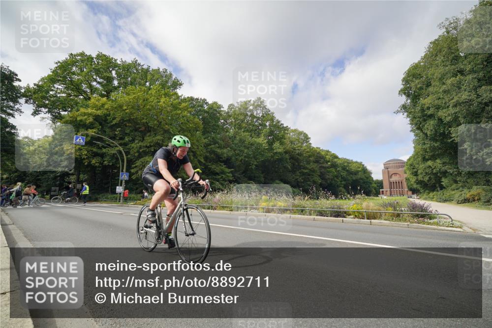 14.09.2025 - Stadtparktriathlon Michael Burmester http://msf.ph/oto/8892711 14.09.2025 11:21:00 Radfahren 937, 949, 973, 982 meine-sportfotos.de