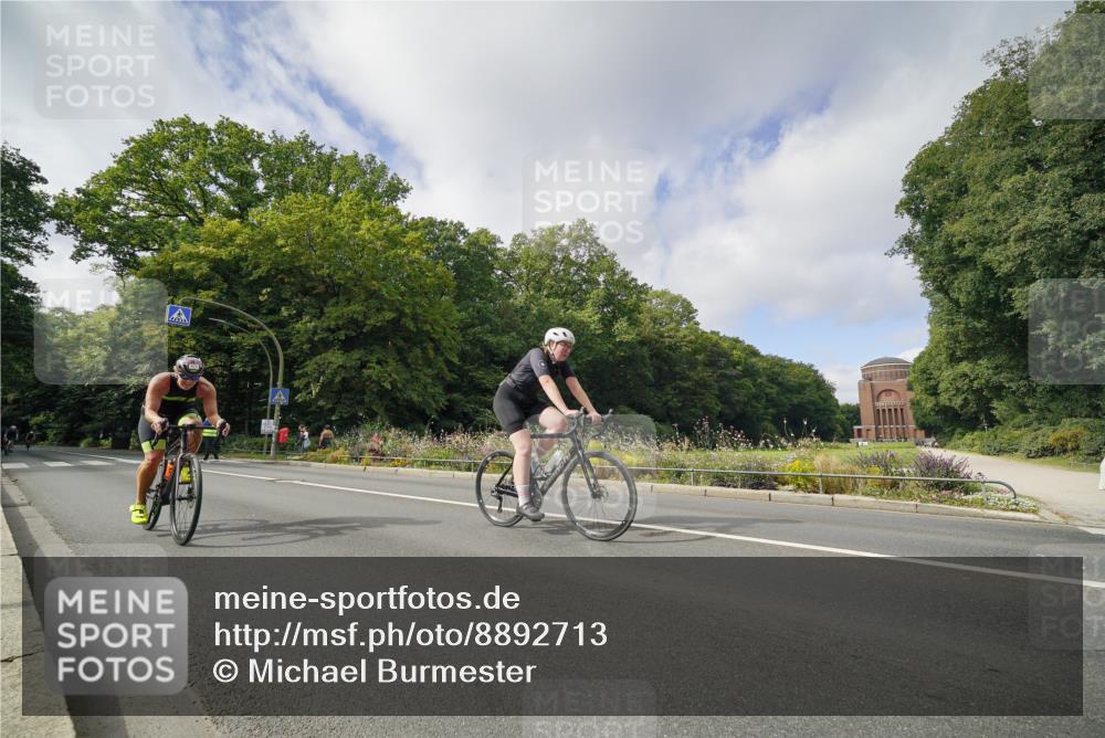 14.09.2025 - Stadtparktriathlon Michael Burmester http://msf.ph/oto/8892713 14.09.2025 11:21:06 Radfahren 822, 827, 937, 973, 982, 1012 meine-sportfotos.de