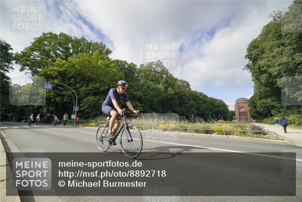 14.09.2025 - Stadtparktriathlon Michael Burmester http://msf.ph/oto/8892718 14.09.2025 11:21:13 Radfahren 822, 827, 973, 1012 meine-sportfotos.de