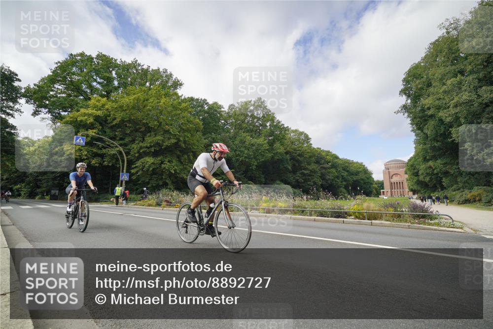 14.09.2025 - Stadtparktriathlon Michael Burmester http://msf.ph/oto/8892727 14.09.2025 11:21:50 Radfahren 828, 873, 927, 945, 981 meine-sportfotos.de