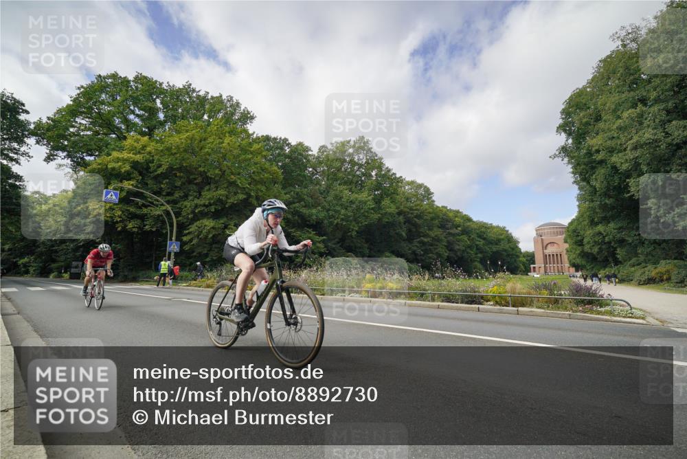 14.09.2025 - Stadtparktriathlon Michael Burmester http://msf.ph/oto/8892730 14.09.2025 11:21:54 Radfahren 828, 873, 945, 978, 981 meine-sportfotos.de