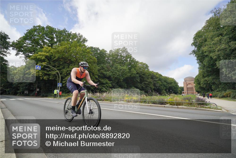 14.09.2025 - Stadtparktriathlon Michael Burmester http://msf.ph/oto/8892820 14.09.2025 11:25:05 Radfahren 839, 843 meine-sportfotos.de