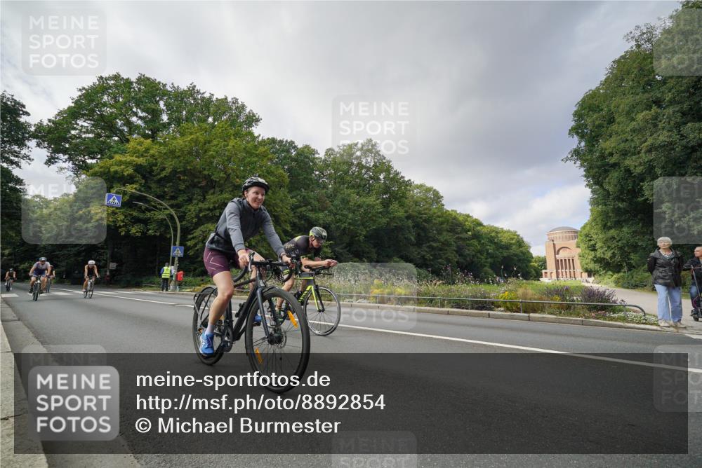 14.09.2025 - Stadtparktriathlon Michael Burmester http://msf.ph/oto/8892854 14.09.2025 11:26:54 Radfahren 868, 898, 914, 932, 969, 985, 995 meine-sportfotos.de