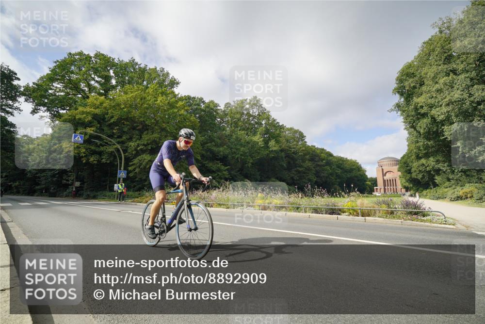 14.09.2025 - Stadtparktriathlon Michael Burmester http://msf.ph/oto/8892909 14.09.2025 11:29:27 Radfahren 827, 937 meine-sportfotos.de