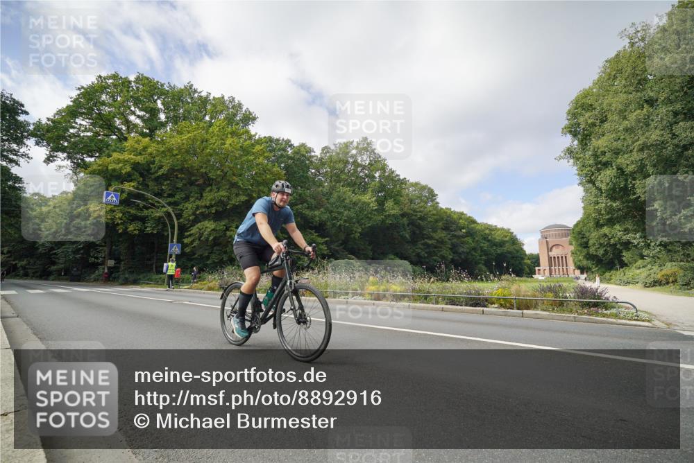 14.09.2025 - Stadtparktriathlon Michael Burmester http://msf.ph/oto/8892916 14.09.2025 11:29:53 Radfahren 891, 949, 981 meine-sportfotos.de