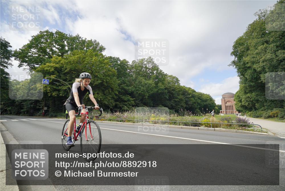 14.09.2025 - Stadtparktriathlon Michael Burmester http://msf.ph/oto/8892918 14.09.2025 11:30:01 Radfahren 949 meine-sportfotos.de