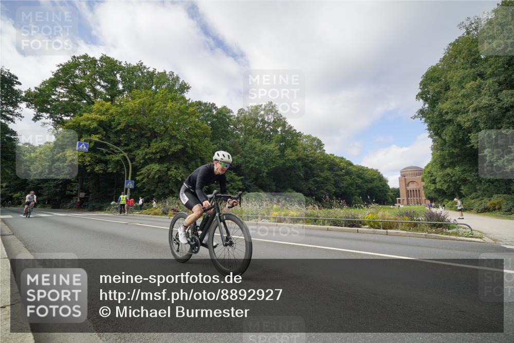 14.09.2025 - Stadtparktriathlon Michael Burmester http://msf.ph/oto/8892927 14.09.2025 11:30:25 Radfahren 927, 939, 963 meine-sportfotos.de