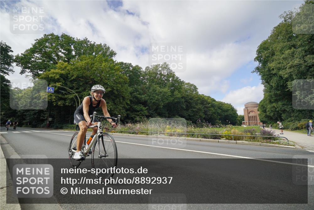 14.09.2025 - Stadtparktriathlon Michael Burmester http://msf.ph/oto/8892937 14.09.2025 11:30:53 Radfahren 882, 929, 945, 964, 998 meine-sportfotos.de