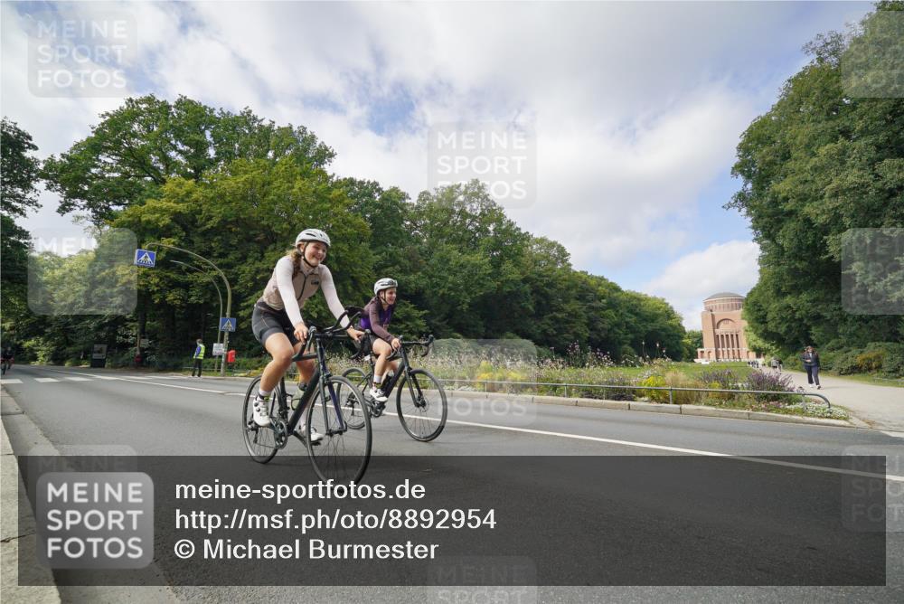 14.09.2025 - Stadtparktriathlon Michael Burmester http://msf.ph/oto/8892954 14.09.2025 11:31:25 Radfahren 857, 886, 978, 1001, 1002 meine-sportfotos.de
