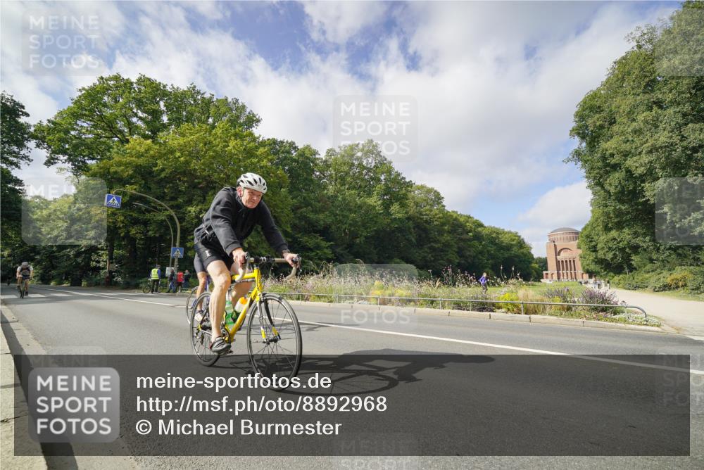 14.09.2025 - Stadtparktriathlon Michael Burmester http://msf.ph/oto/8892968 14.09.2025 11:32:05 Radfahren 877, 878, 900, 915 meine-sportfotos.de