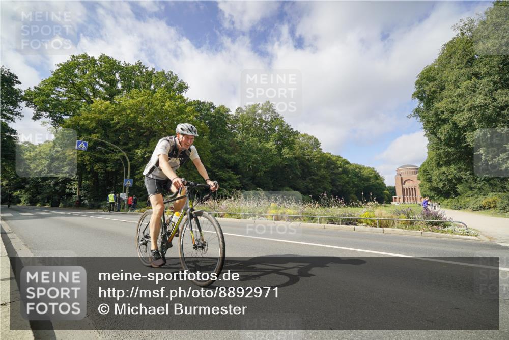 14.09.2025 - Stadtparktriathlon Michael Burmester http://msf.ph/oto/8892971 14.09.2025 11:32:07 Radfahren 877, 878, 900, 915, 966 meine-sportfotos.de